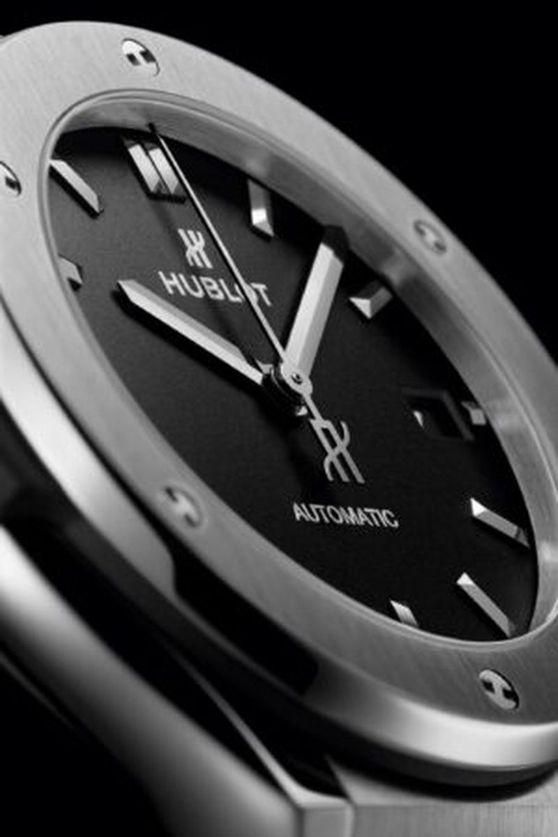 classic-fusion-titanium-38-mm-close-up-shot