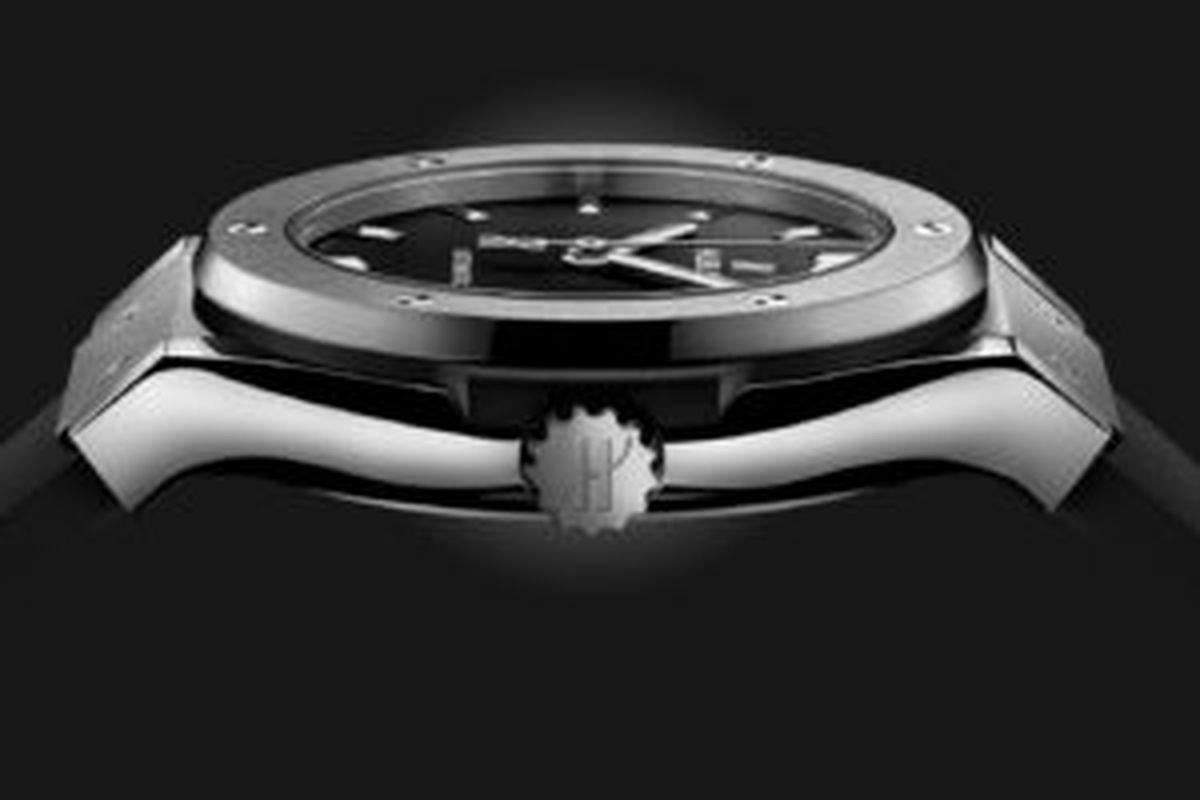classic-fusion-titanium-38-mm-profile-shot