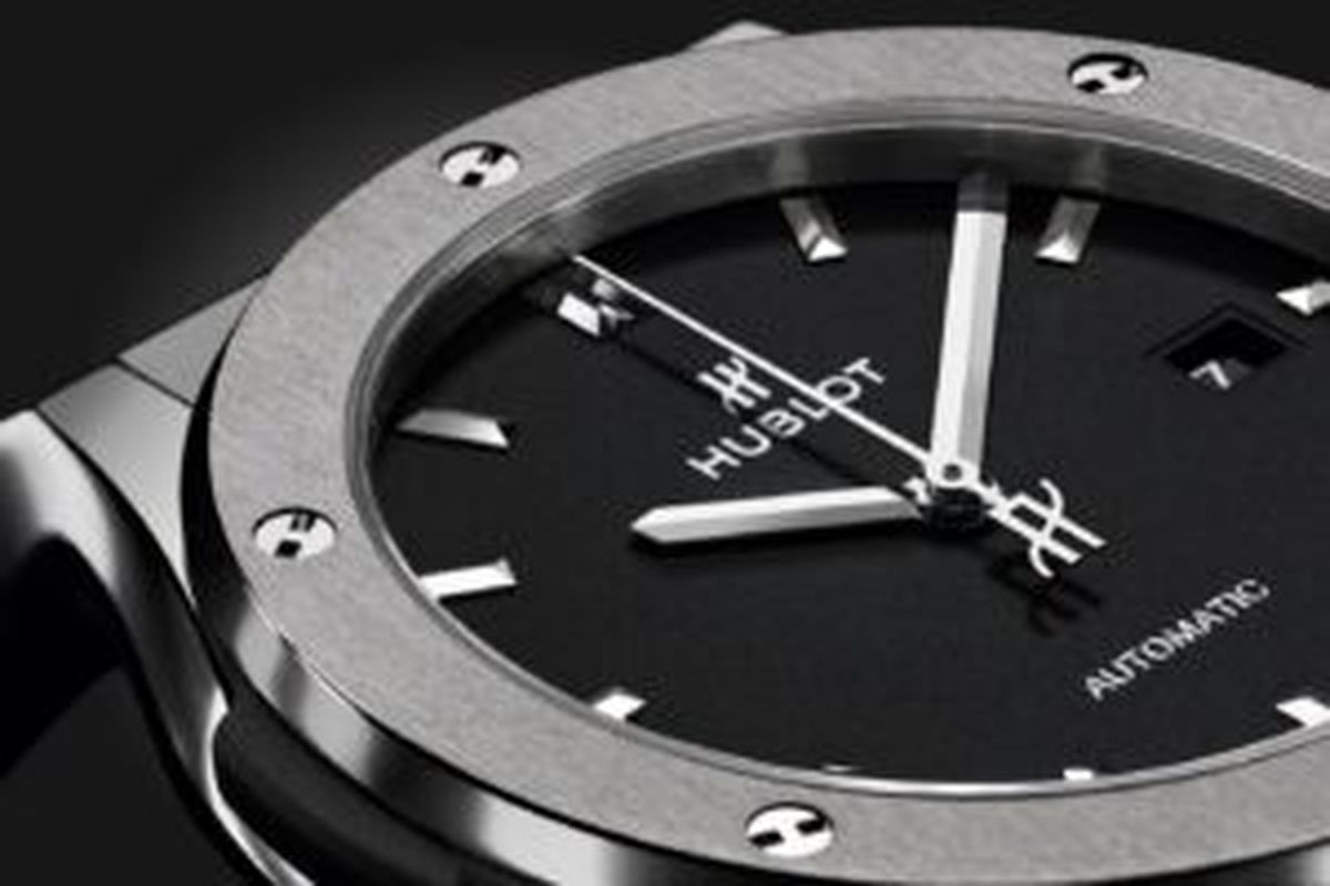 classic-fusion-titanium-on-rubber-42-mm-close-up